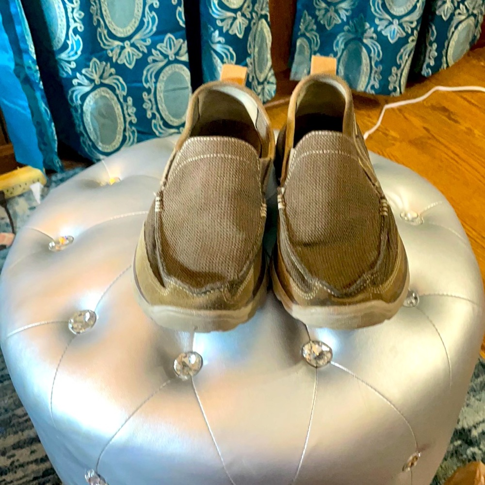 Skechers  size 9 slip ons